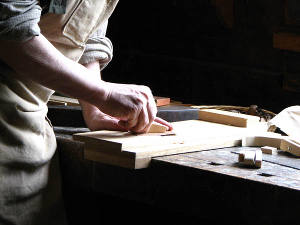Ofrecemos un servicio de <strong>carpintería  de madera y ebanistería en Barcarrota</strong> adaptado a las necesidades del <strong>cliente</strong>.